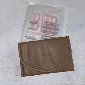 *NWT* *NEVER USED* 8 Other Reasons Tan Vegan Leather Jewelry Travel Case